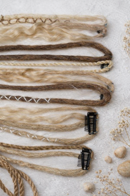 Blonde Melierte Clip-In Fake Dreads – Handgemachte Synthetische Dreadlock-Extensions