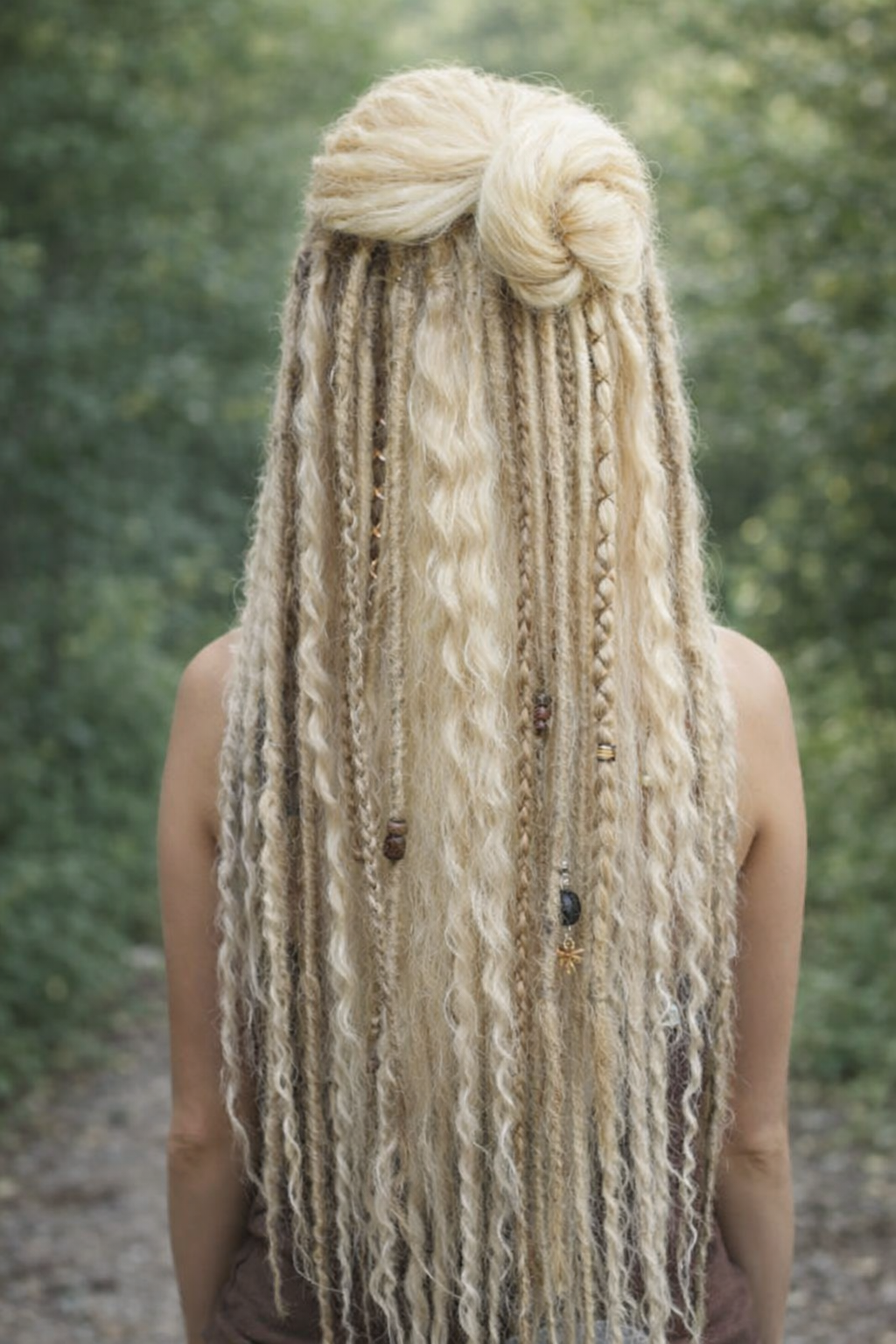 Blonde Melierte Clip-In Fake Dreads – Handgemachte Synthetische Dreadlock-Extensions