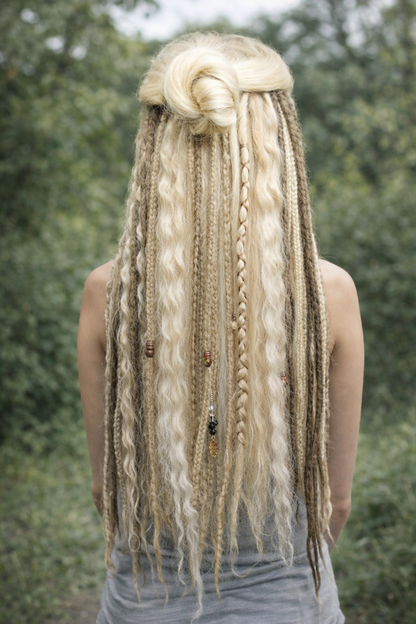 Blonde Melierte Clip-In Fake Dreads – Handgemachte Synthetische Dreadlock-Extensions