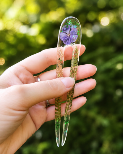 Epoxy Resin Hair Fork with Real Phlox Flower – Botanical Bun Holder for Dreads