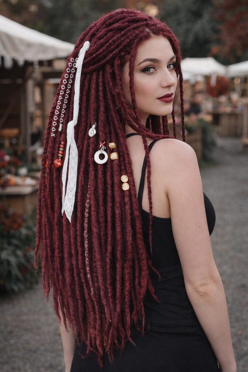 Einzigartige schwarze und rote Ombre-Häkel-Dreads und Zöpfe