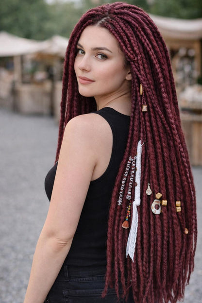 Einzigartige schwarze und rote Ombre-Häkel-Dreads und Zöpfe
