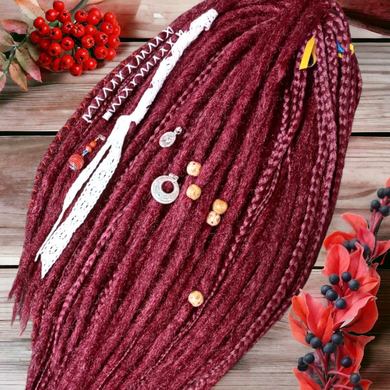 Einzigartige schwarze und rote Ombre-Häkel-Dreads und Zöpfe