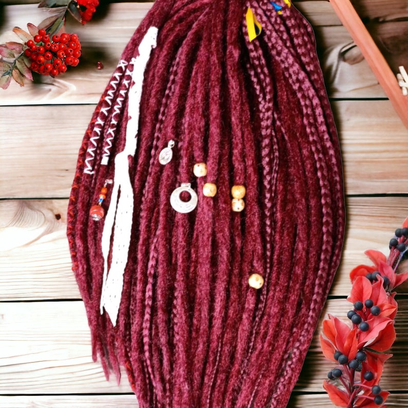 Einzigartige schwarze und rote Ombre-Häkel-Dreads und Zöpfe