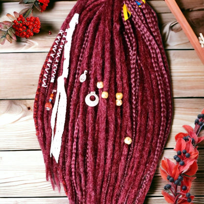 Einzigartige schwarze und rote Ombre-Häkel-Dreads und Zöpfe