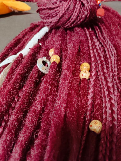 Einzigartige schwarze und rote Ombre-Häkel-Dreads und Zöpfe