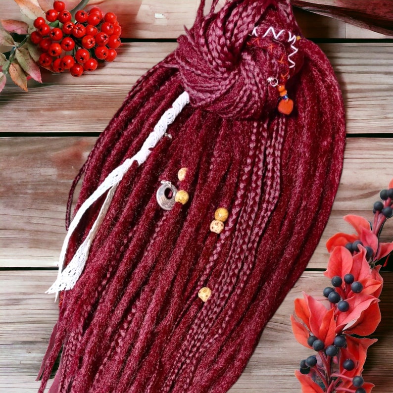 Einzigartige schwarze und rote Ombre-Häkel-Dreads und Zöpfe