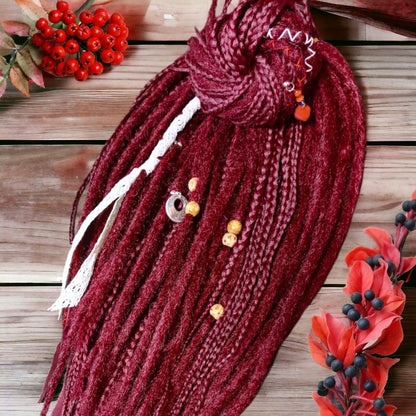 Einzigartige schwarze und rote Ombre-Häkel-Dreads und Zöpfe