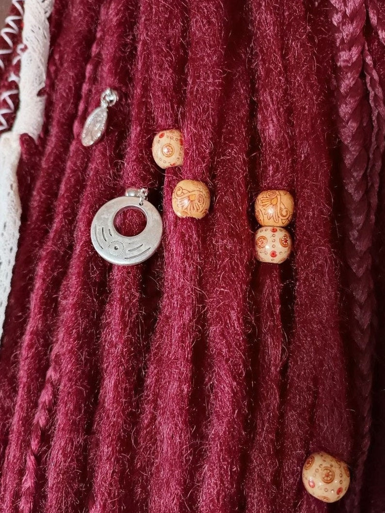 Einzigartige schwarze und rote Ombre-Häkel-Dreads und Zöpfe
