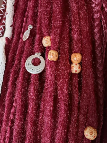 Einzigartige schwarze und rote Ombre-Häkel-Dreads und Zöpfe