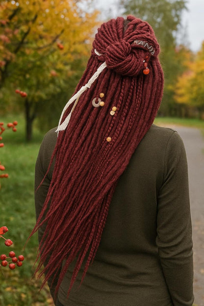 Einzigartige schwarze und rote Ombre-Häkel-Dreads und Zöpfe