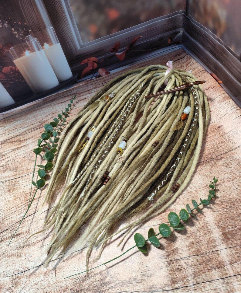 Boho Chic Dirty und Dark Blond Double Ended Synthetic Dreads - Vielseitige Dreadlock-Extensions mit lockeren Locken