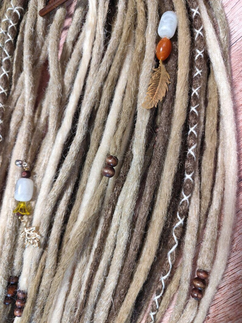Boho Chic Dirty und Dark Blond Double Ended Synthetic Dreads - Vielseitige Dreadlock-Extensions mit lockeren Locken