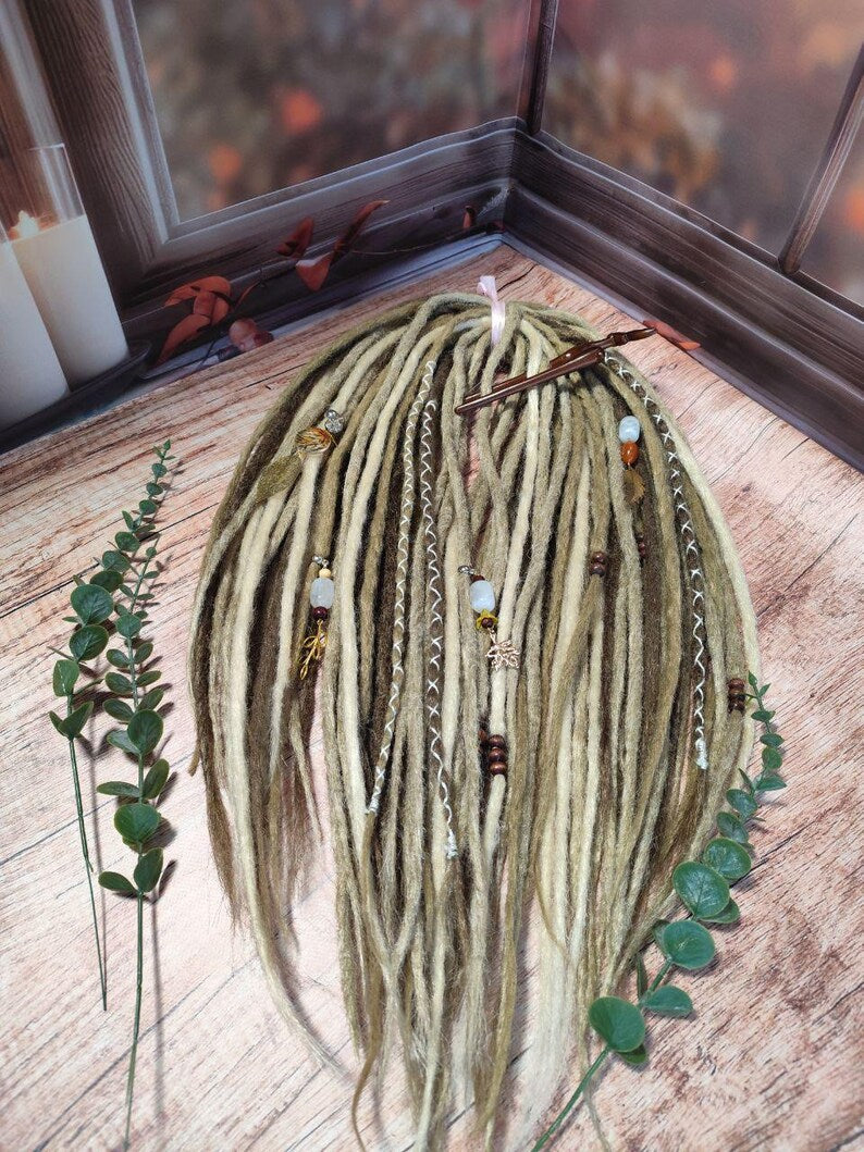 Boho Chic Dirty und Dark Blond Double Ended Synthetic Dreads - Vielseitige Dreadlock-Extensions mit lockeren Locken