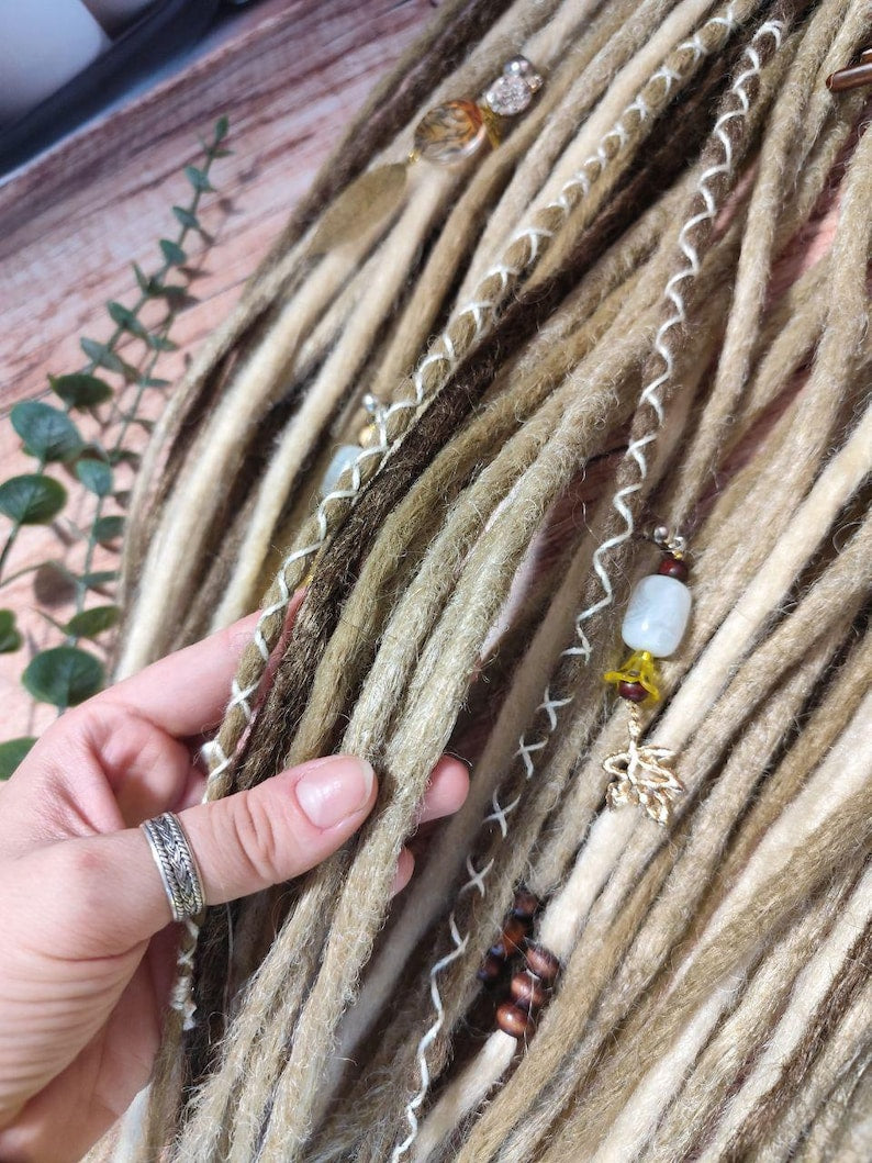 Boho Chic Dirty und Dark Blond Double Ended Synthetic Dreads - Vielseitige Dreadlock-Extensions mit lockeren Locken