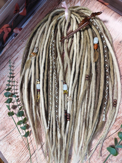 Boho Chic Dirty und Dark Blond Double Ended Synthetic Dreads - Vielseitige Dreadlock-Extensions mit lockeren Locken