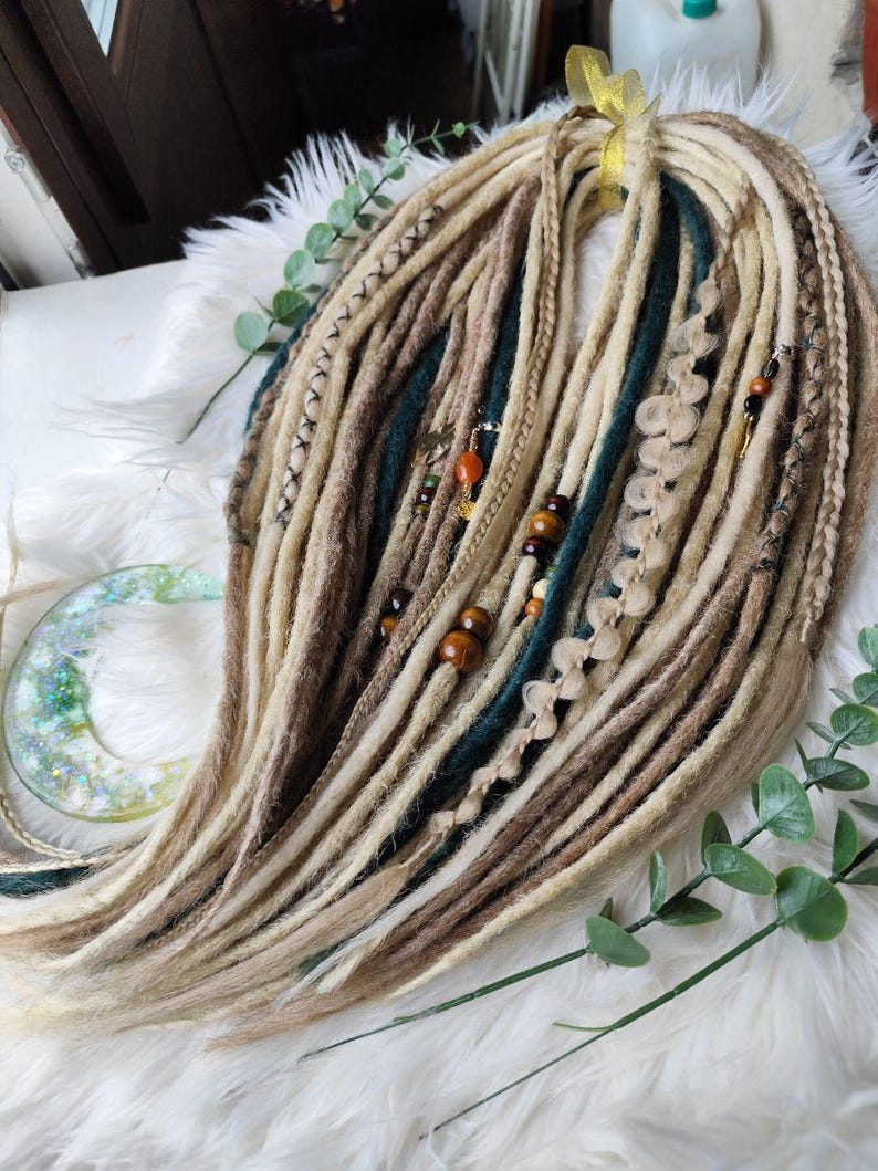 Blonde Dreadlock Extensions mit grünen Akzenten – synthetische Boho-Dreads, leicht