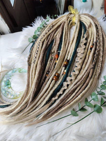 Blonde Dreadlock Extensions mit grünen Akzenten – synthetische Boho-Dreads, leicht