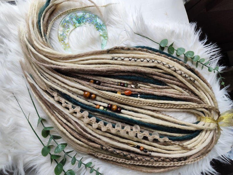 Blonde Dreadlock Extensions mit grünen Akzenten – synthetische Boho-Dreads, leicht