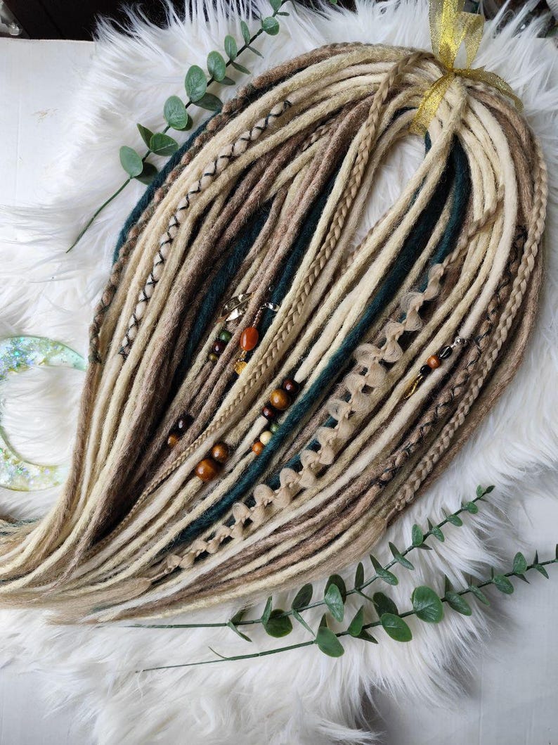 Blonde Dreadlock Extensions mit grünen Akzenten – synthetische Boho-Dreads, leicht
