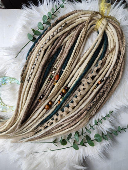 Blonde Dreadlock Extensions mit grünen Akzenten – synthetische Boho-Dreads, leicht