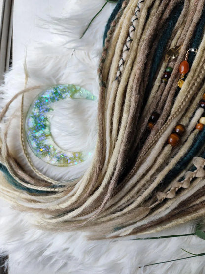 Blonde Dreadlock Extensions mit grünen Akzenten – synthetische Boho-Dreads, leicht