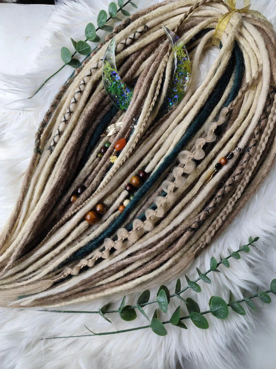 Blonde Dreadlock Extensions mit grünen Akzenten – synthetische Boho-Dreads, leicht