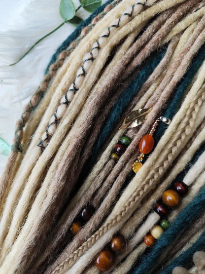Blonde Dreadlock Extensions mit grünen Akzenten – synthetische Boho-Dreads, leicht