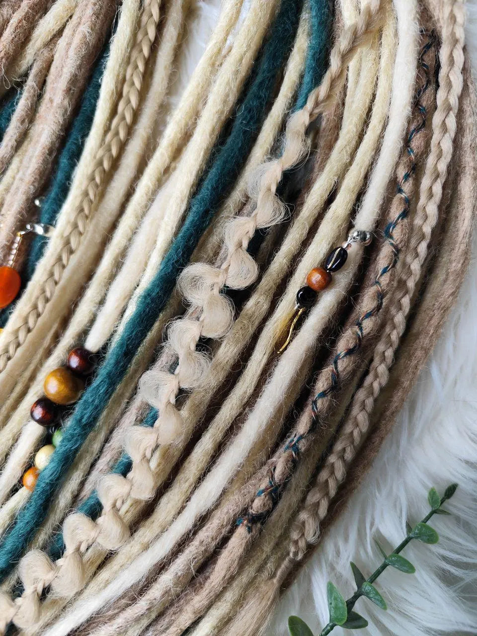 Blonde Dreadlock Extensions mit grünen Akzenten – synthetische Boho-Dreads, leicht