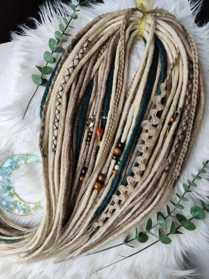 Blonde Dreadlock Extensions mit grünen Akzenten – synthetische Boho-Dreads, leicht