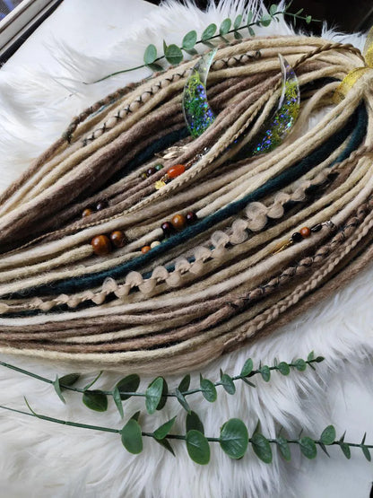 Blonde Dreadlock Extensions mit grünen Akzenten – synthetische Boho-Dreads, leicht