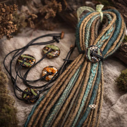 Handgefertigte Holz-Dreadlock-Krawatte mit Farn – Wickelkrawatte mit Knopf- und Stabverschluss