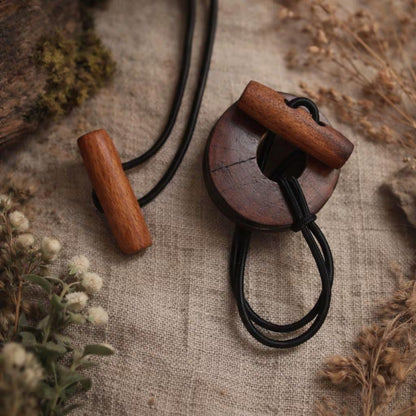 Handgefertigter Dreadlock-Bindeband aus Holz – Dunkles, rustikales Wickelband mit Knopf- und Stabverschluss
