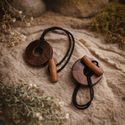Handgefertigter Dreadlock-Bindeband aus Holz – Dunkles, rustikales Wickelband mit Knopf- und Stabverschluss