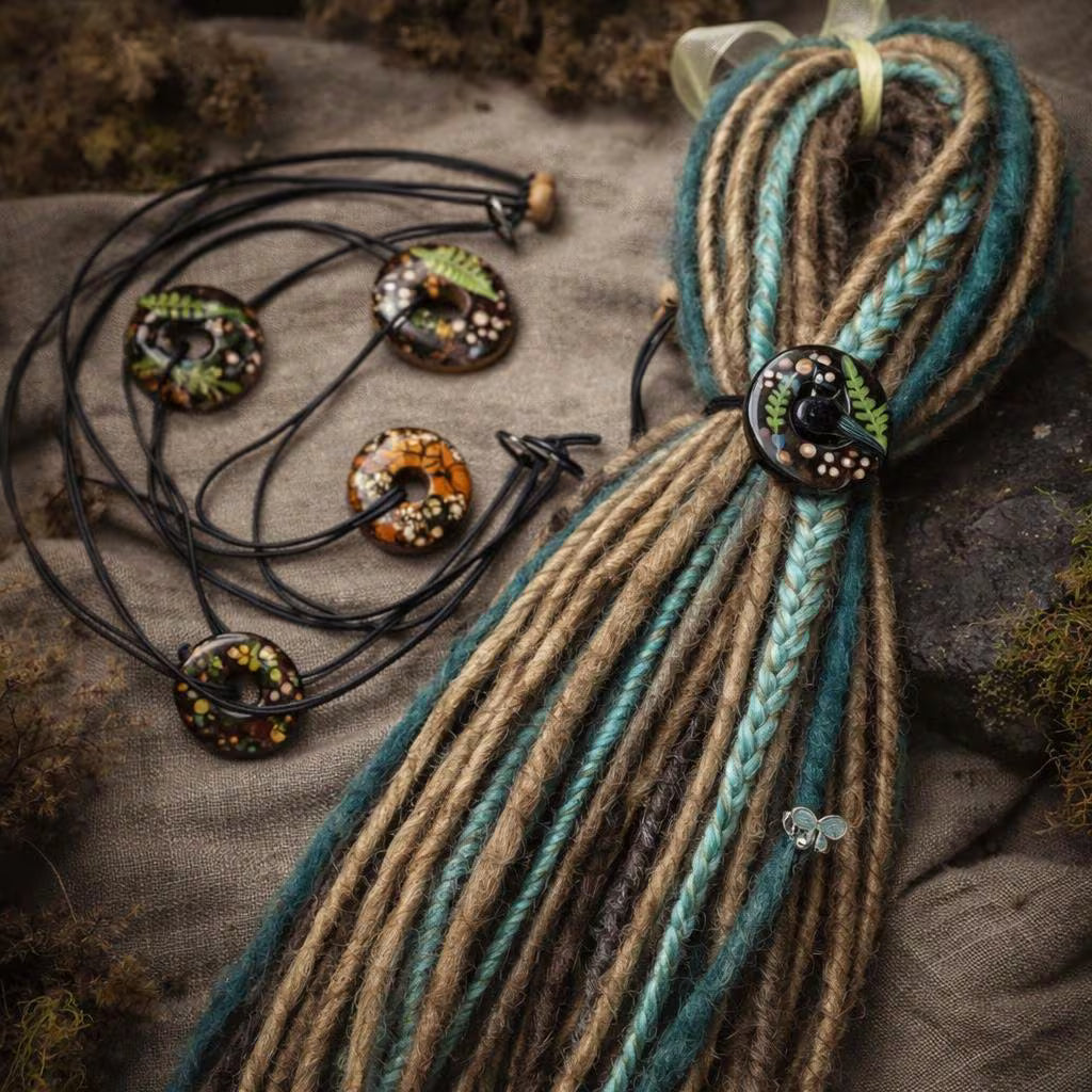 Handgefertigte Holz-Dreadlock-Krawatte mit Farn – Wickelkrawatte mit Knopf- und Stabverschluss
