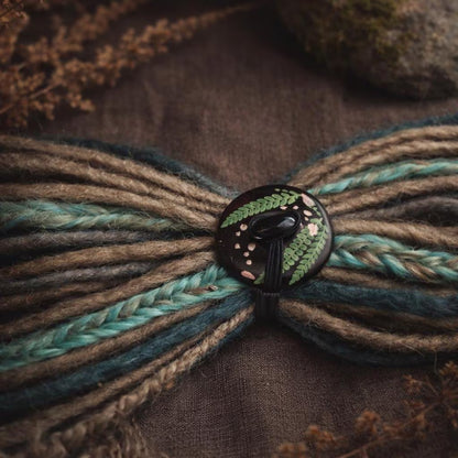 Handgefertigte Holz-Dreadlock-Krawatte mit Farn – Wickelkrawatte mit Knopf- und Stabverschluss