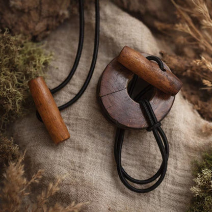 Handgefertigter Dreadlock-Bindeband aus Holz – Dunkles, rustikales Wickelband mit Knopf- und Stabverschluss