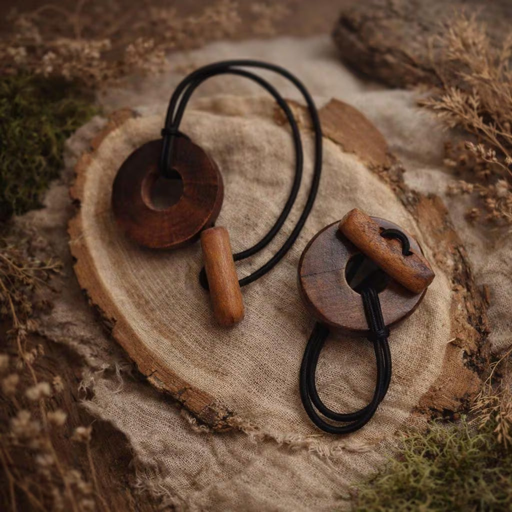 Handgefertigter Dreadlock-Bindeband aus Holz – Dunkles, rustikales Wickelband mit Knopf- und Stabverschluss