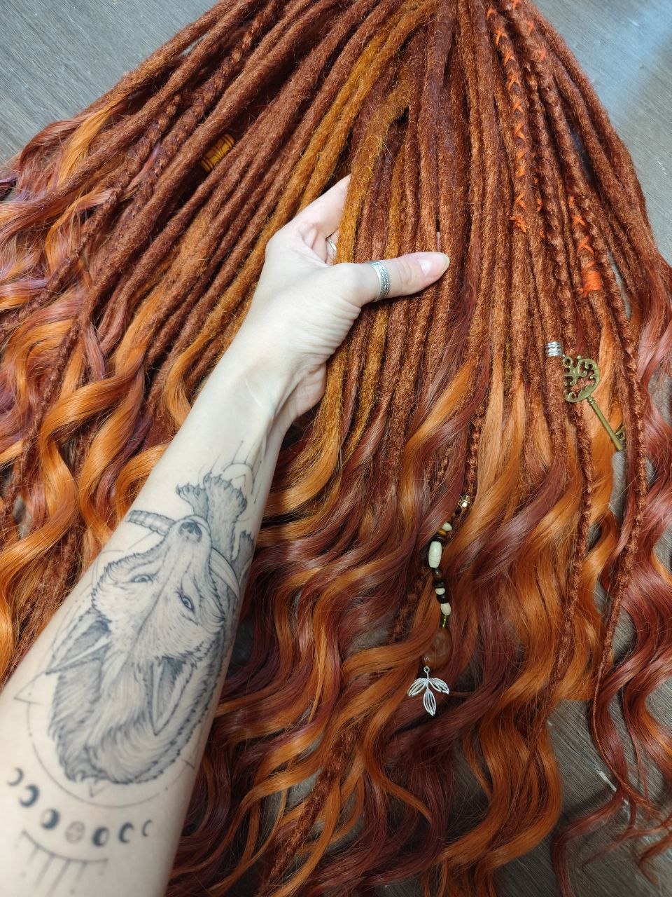 Kupfer-Auburn Boho Fake Dreads mit bürstbaren Locken – weiche synthetische Dreads, kein Orange