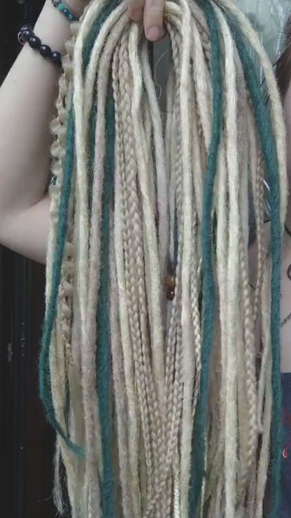 Blonde Dreadlock Extensions mit grünen Akzenten – synthetische Boho-Dreads, leicht
