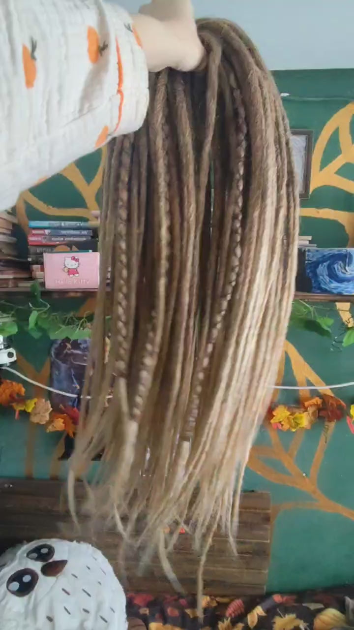 70 cm Sandy Blonde Ombre Dreadlock Extensions – Boho Synthetic Dreads